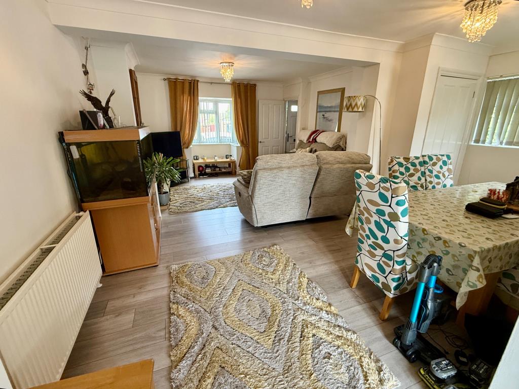 Lot: 119 - SEMI-DETACHED HOUSE IN NEED OF STRUCTURAL REPAIR - Dining and living room